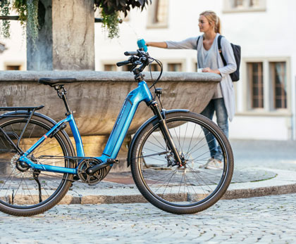 tiefeinsteigFrau mit FLYER E-Bikes Tour Gotour 6
